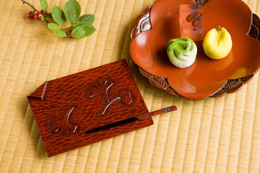 美しい 鎌倉彫 菓子鉢〈あやめ〉